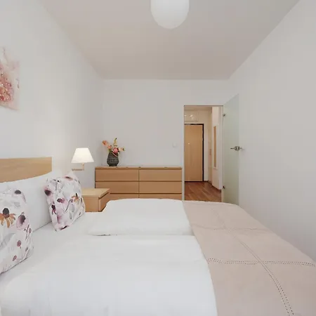 Legnicka With Parking By Renters Апартаменты