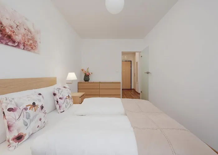 Legnicka With Parking By Renters 公寓